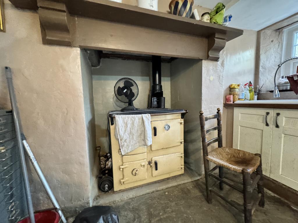 Lot: 35 - THREE-BEDROOM COTTAGE - Aga in kitchen